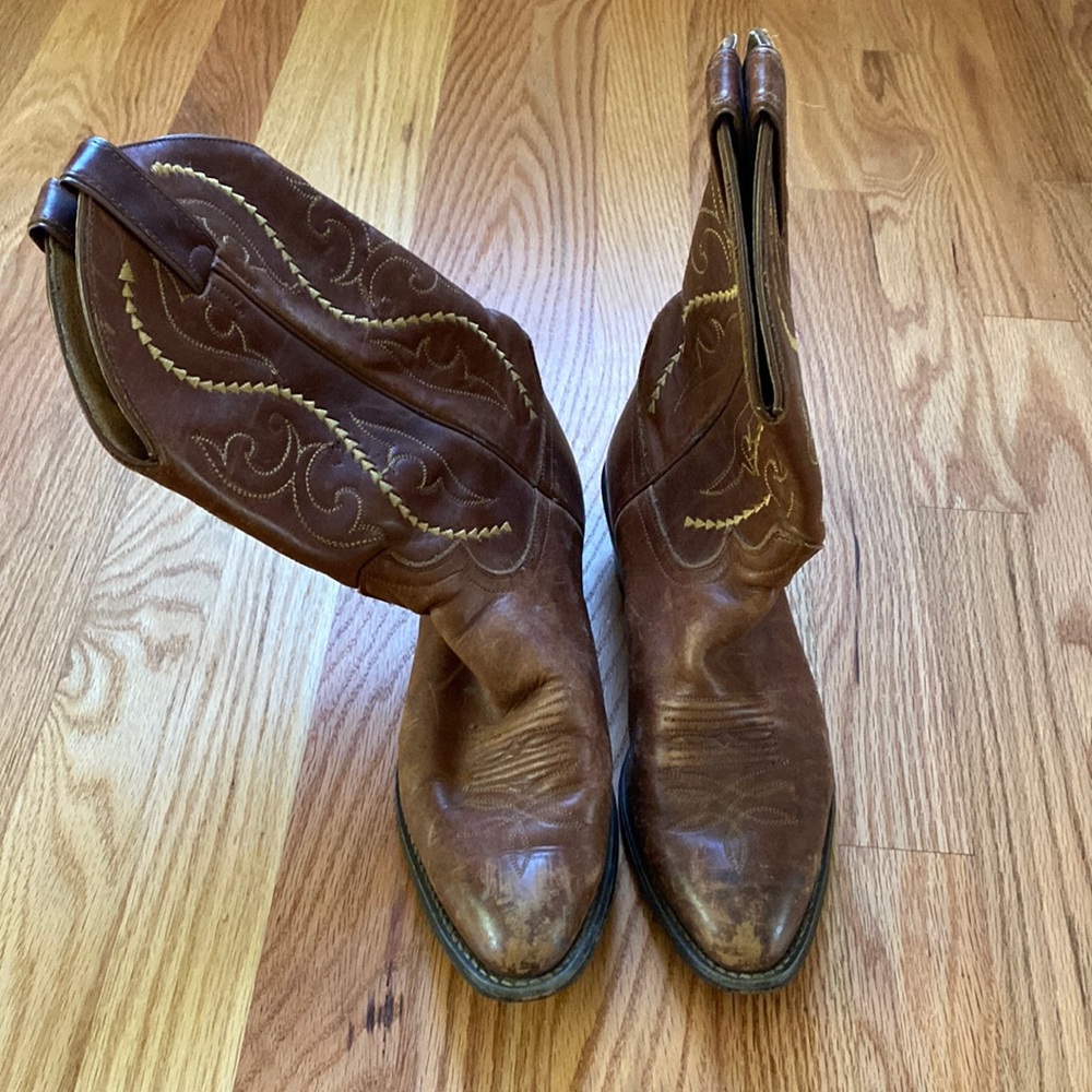 Justin’s women’s authentic brown leather cowboy boots. Size 8. Worn condition.